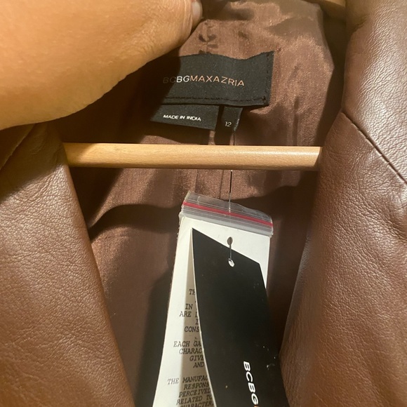 BCBG MaxAzria Brown leather trench coat, belted with pleated back size 12 - Picture 11 of 12